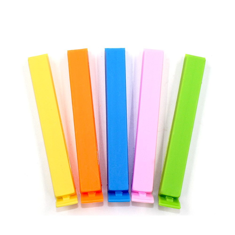 Plastic post-grinding clip for coffee packages