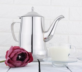 A practical and traditional 2-liter Al Saif holder, suitable for preparing coffee and tea with ease. The color is silver