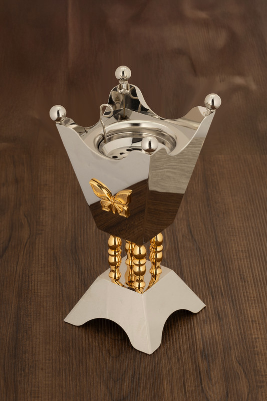 مبخرة نقشة فراشة من السيف بلون نيكل ذهبي / تصميم أنيق يجمع بين الفخامة والعصرية / مثالية لنشر الروائح العطرية في المجالس والمناسبات / تضيف لمسة راقية لأجواء الضيافة والمنزل