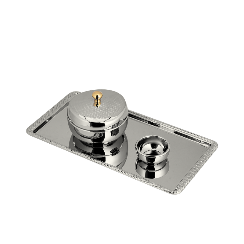 طقم ضيافة مميز من السيف – 3 قطع (صينية تقديم، تمرية، وصحن نواء) / تصميم أنيق بلون نيكل ذهبي يلفت الأنظار / مثالي لتقديم التمر والضيافة بأسلوب يجمع بين الفخامة والذوق الراقي / إضافة مثالية لطاولتك في المناسبات والزيارات الخاصة