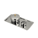طقم ضيافة مميز من السيف – 3 قطع (صينية تقديم، تمرية، وصحن نواء) / تصميم أنيق بلون نيكل ذهبي يلفت الأنظار / مثالي لتقديم التمر والضيافة بأسلوب يجمع بين الفخامة والذوق الراقي / إضافة مثالية لطاولتك في المناسبات والزيارات الخاصة